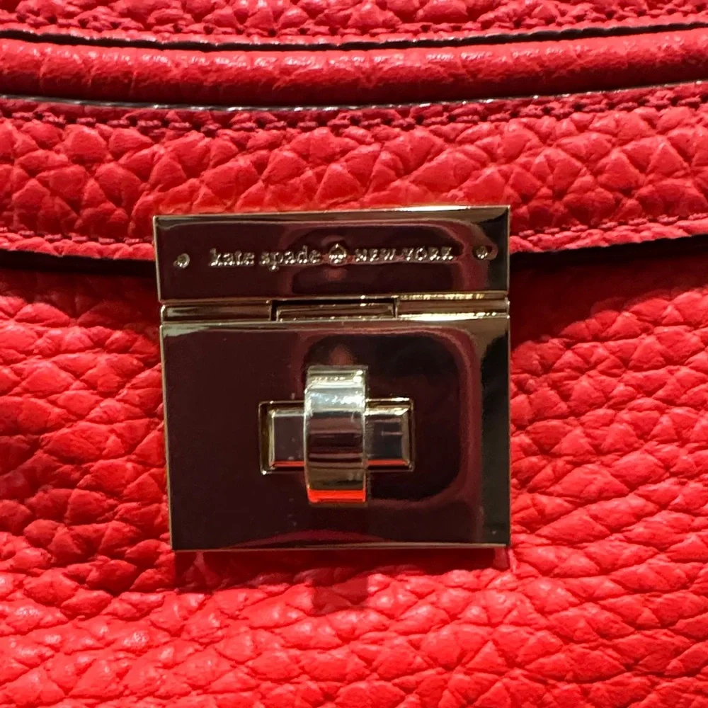 ❤️ Kate Spade Turnlock Elegant Red Leather Shoulder Bag – Timeless & Chic - Picture 2 of 7